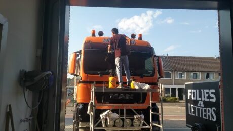 Vrachtwagen een nieuw laagje verf
